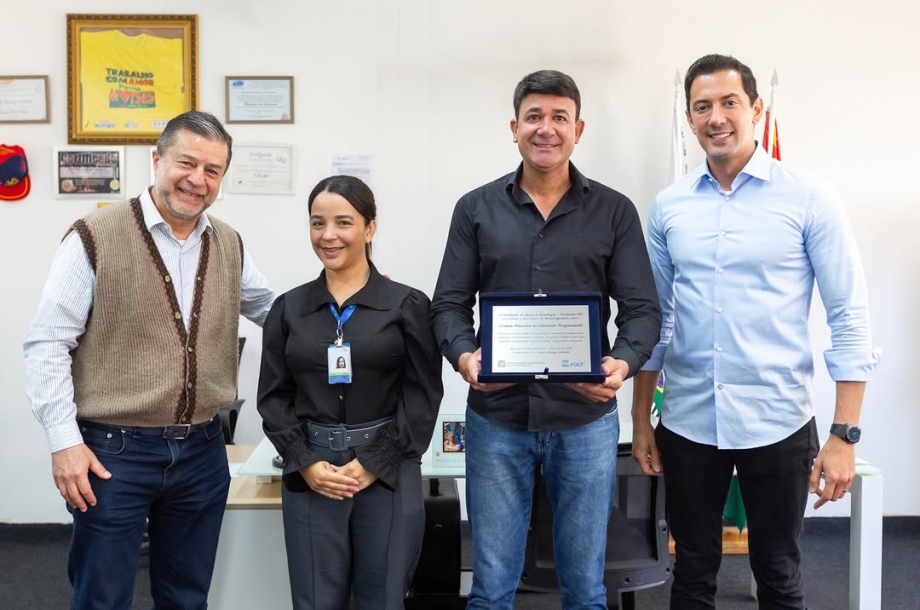 Rodrigo Andrade recebe prêmio Cidade Amiga da Educação