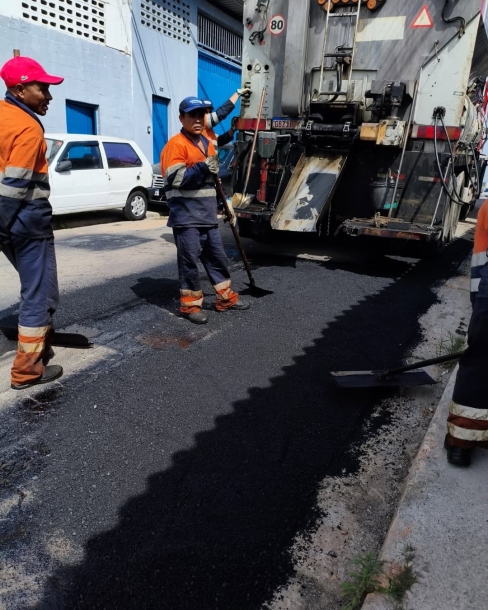 Prefeitura de Jandira realiza asfaltamento na Rua José Milanes no Jardim Alvorada