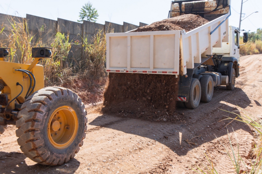 Prefeitura de Jundiaí intensifica manutenção em estradas de terra com cascalho reciclável