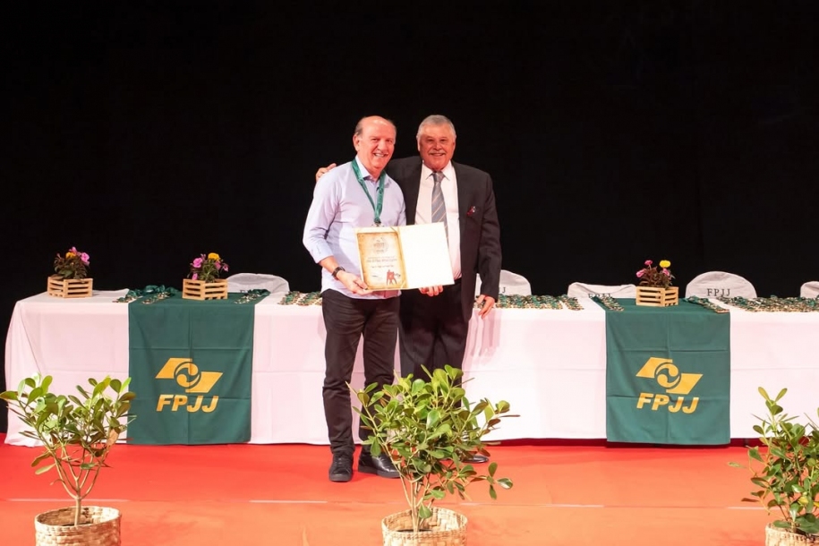 Prefeito Beto Piteri prestigia o Mérito Esportivo 2025 e recebe homenagem do Jiu-Jítsu