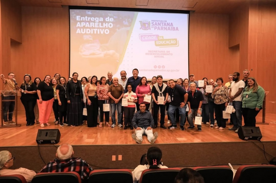 Prefeito Elvis Cezar entrega 119 aparelhos auditivos em Santana de Parnaíba