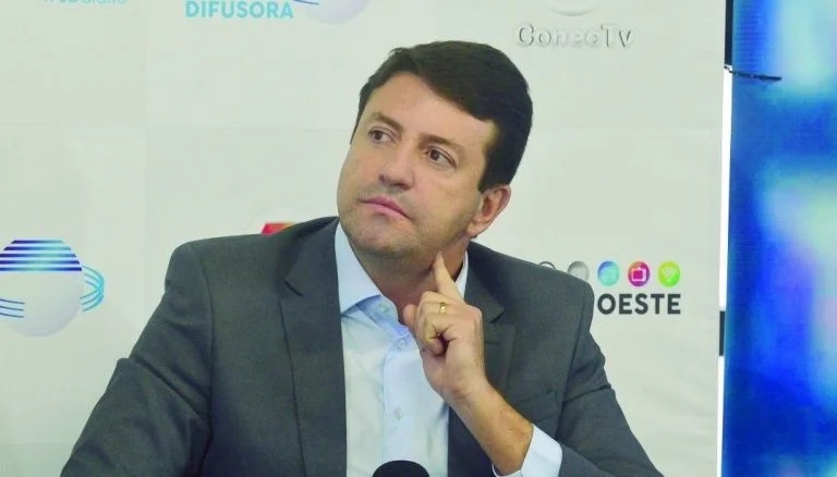 Elvis Cezar anuncia o fim da falta de água no bairro Cururuquara em Santana de Parnaíba