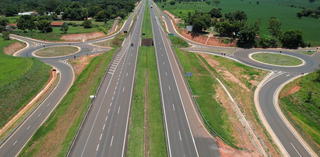 Governo de SP entrega vias marginais, viadutos e passarelas