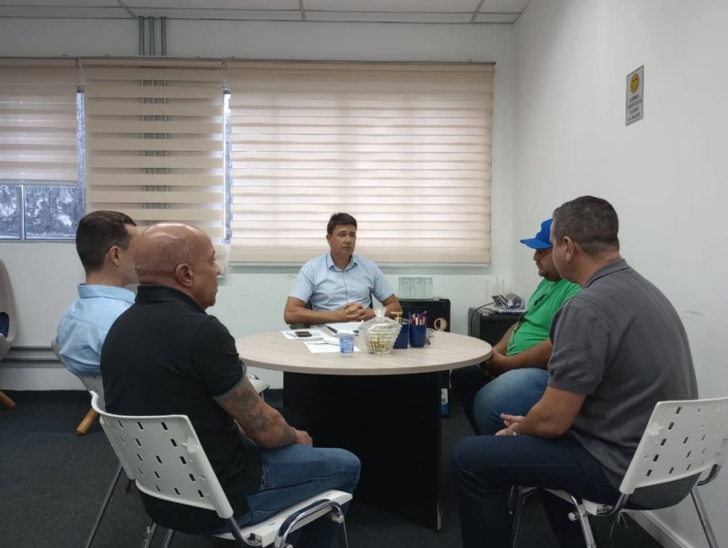 Prefeito Rodrigo Andrade recebe municípes e fortalece projetos em Araçariguama