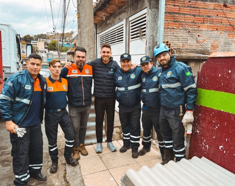 Prefeito Kauan Berto entrega telhas para famílias atingidas pela ventania em Cajamar