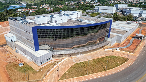 Prefeito Elvis Cezar entrega chaves do novo hospital de Santana de Parnaíba 