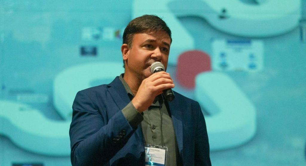 Prefeito Rodrigo Andrade anuncia conclusão da iluminação LED no bairro Cruz das Almas