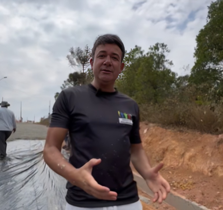 Prefeito Rodrigo Andrade entrega pavimentação no bairro Santa Ella em Araçariguama