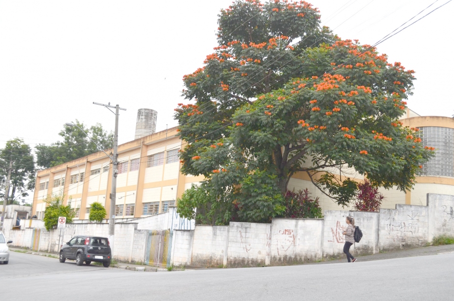 Muro da Creche Thays de Almeida pode cair a qualquer momento