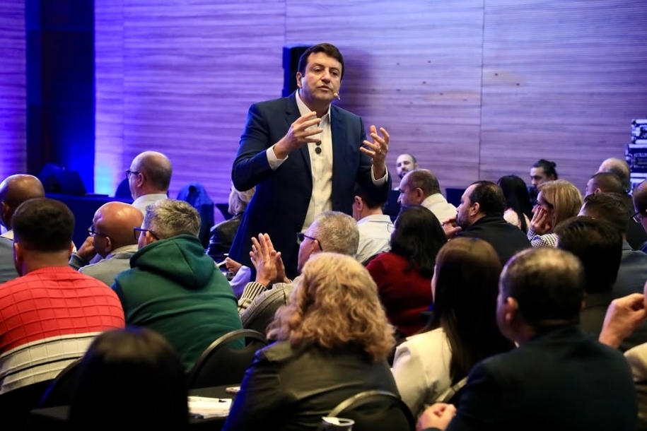 Elvis Cezar realiza Imersão Presencial e apresenta pré-lançamento de seu novo livro “A Cabeça do Líder”