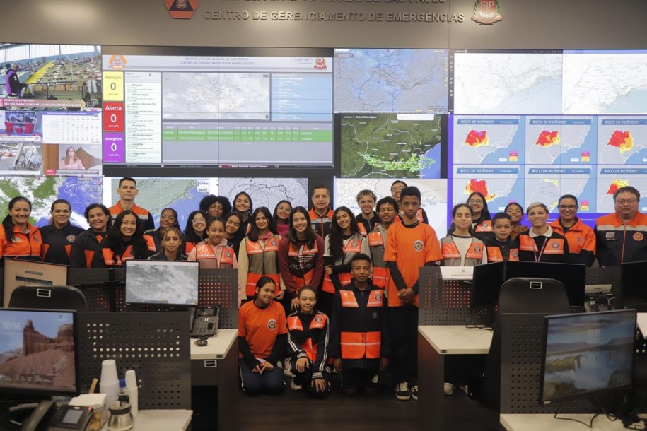Palácio dos Bandeirantes recebe visita de 23 agentes multiplicadores de Barueri