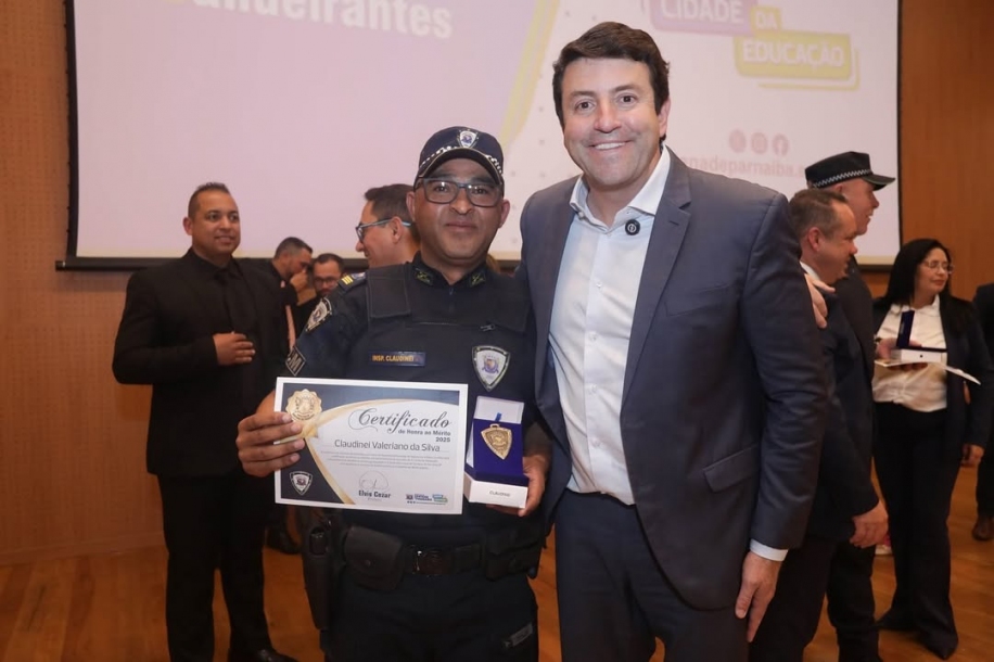 Elvis Cezar homenageia Guardas Municipais em cerimônia e celebra liderança na cidade