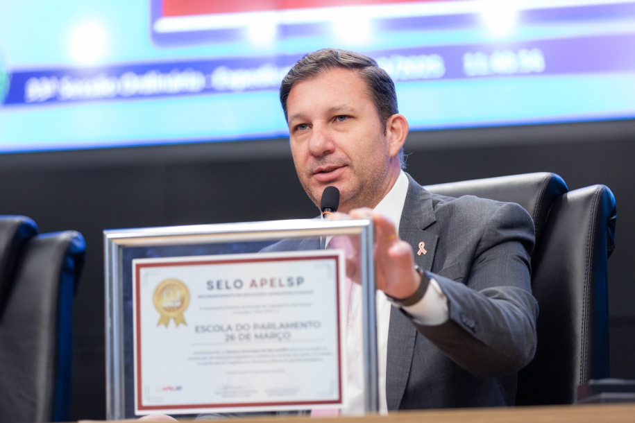 Câmara de Barueri recebe selo de reconhecimento por educação legislativa