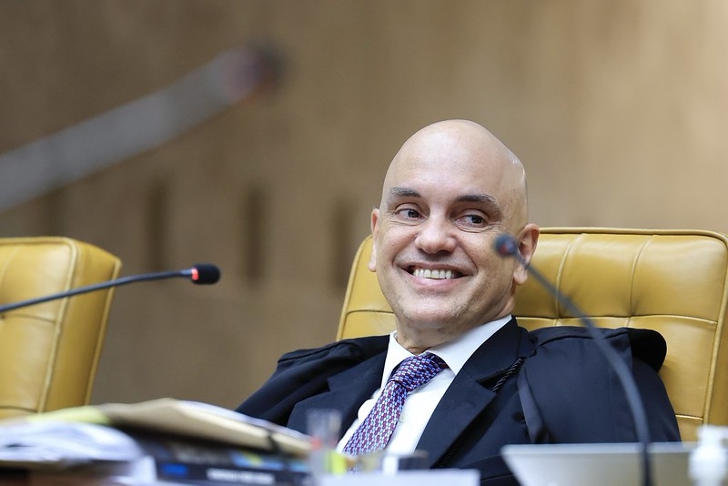 Moraes afirma que Eduardo Bolsonaro tem dificultado o recebimento de notificações
