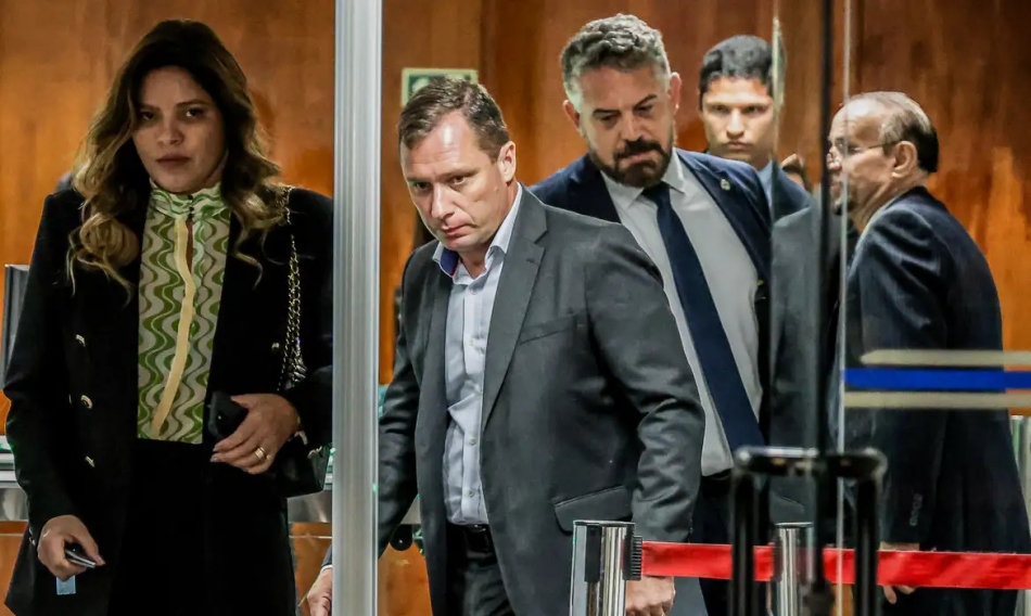 Defesa de Mauro Cid solicita ao STF extinção da pena no caso 