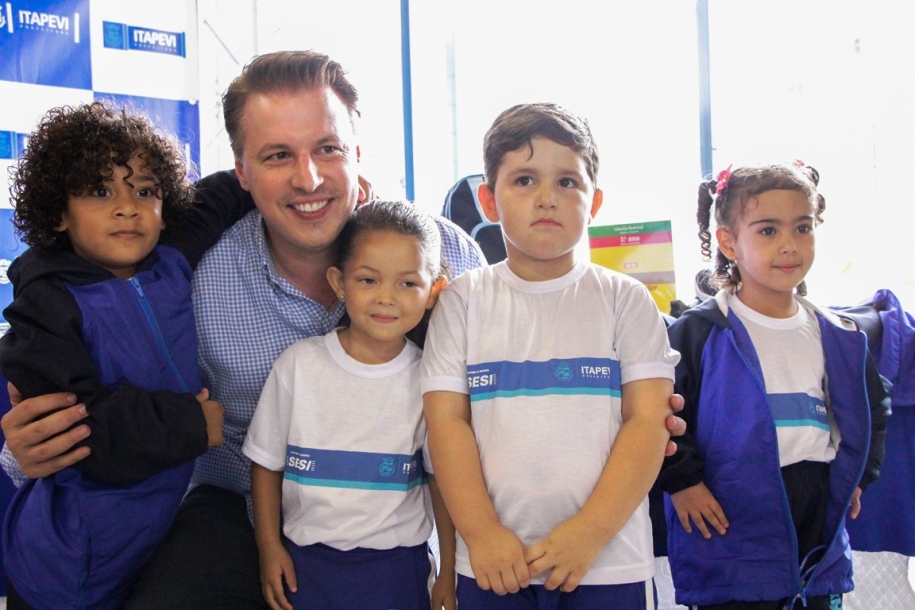 Igor Soares começa a entregar uniformes escolares em Itapevi 