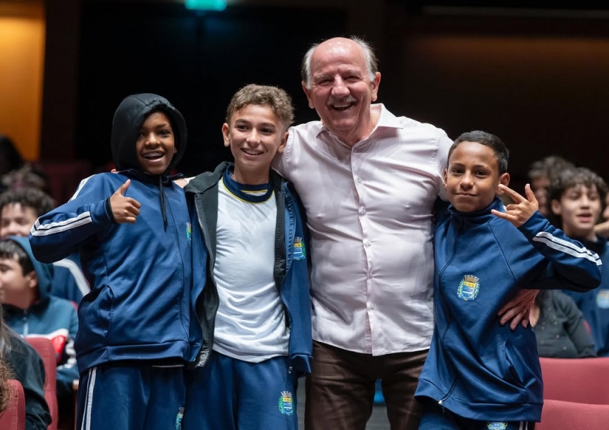 Prefeito Beto Piteri celebra encerramento do projeto “Hoje Tem Teatro” na Praça das Artes