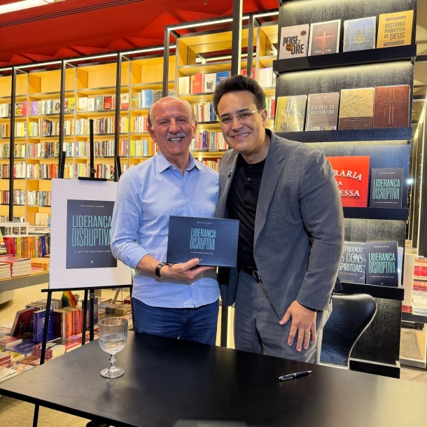 Prefeito Beto Piteri prestigia lançamento do livro “Liderança Disruptiva” em São Paulo