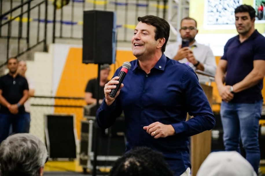 Elvis Cezar entrega 1.500 escrituras e celebra marco histórico do Programa Regulariza Parnaíba