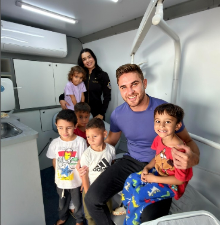 Prefeito Kauan Berto entrega Van Odontológica Zero KM do programa Cajamar Sorridente