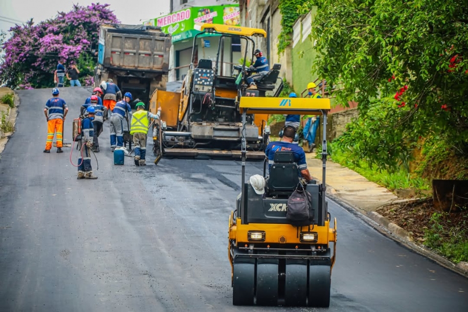 Santana de Parnaíba realiza recapeamento asfáltico no bairro Chácara das Garças
