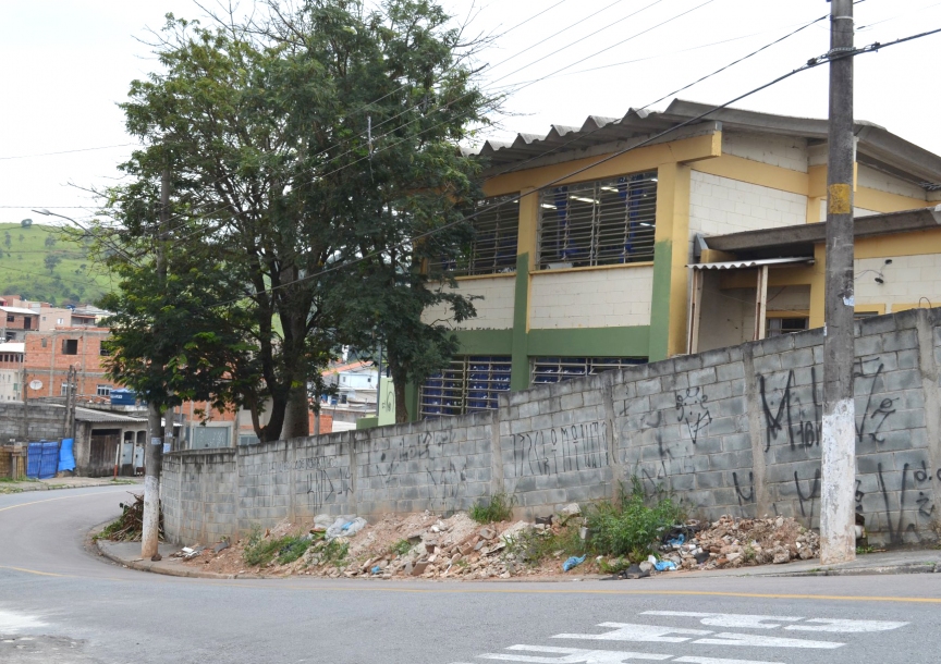 Lixo e entulho tomam conta da escola Maria de Lourdes Mattar