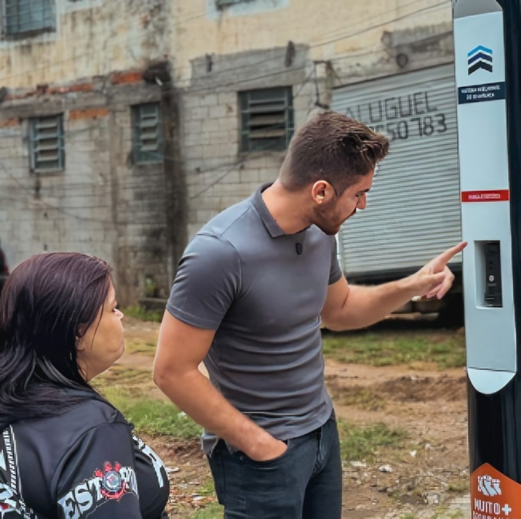 Kauan Berto anuncia pontos de ônibus com reconhecimento facial e botão de emergência 