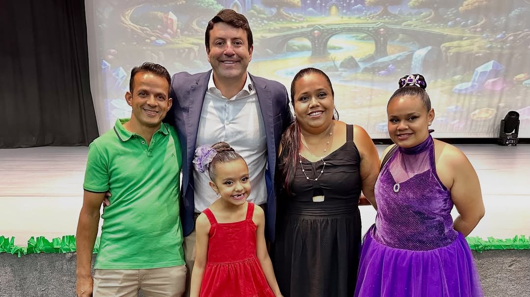  Elvis Cezar celebra espetáculo cultural com mais de 200 alunos na Arena de Eventos