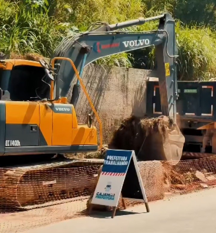 Kauan Berto acompanha obra do novo muro de contenção na Av. Ádamo Zambelli