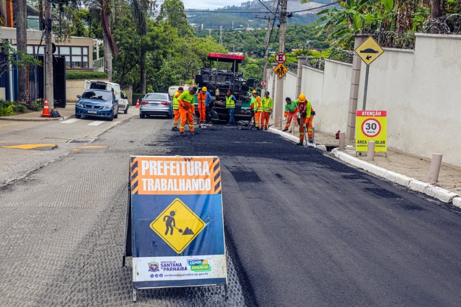 Santana de Parnaíba avança com recapeamento na Rua Pentágono em Alphaville