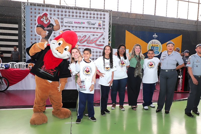 Prefeito Beto Piteri participa da formatura do PROERD em Barueri 