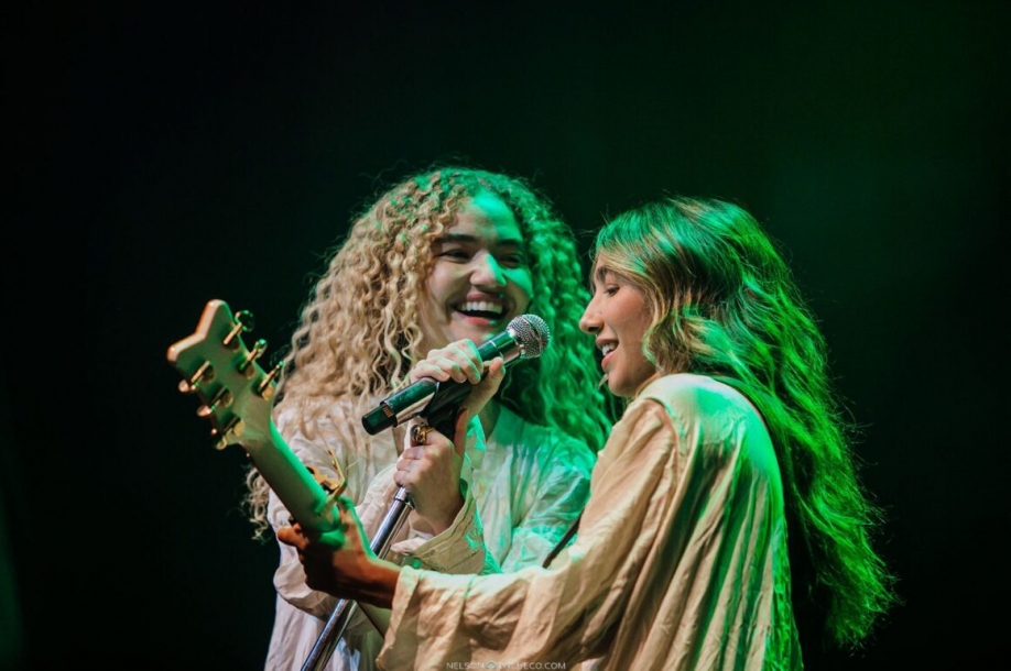 Dupla Anavitória realizará show de abertura do Natal Encantado de Barueri 2025