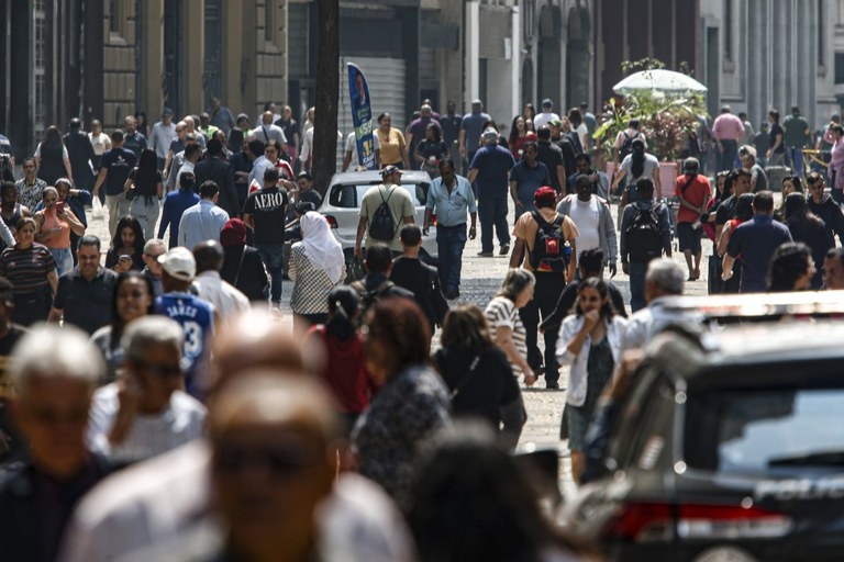 No Brasil, 8,6 milhões de pessoas saíram da pobreza entre 2023 e 2024