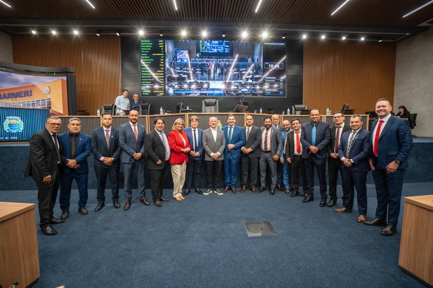 Beto Piteri acompanha última sessão do ano na Câmara Municipal e reforça integração com o Legislativo