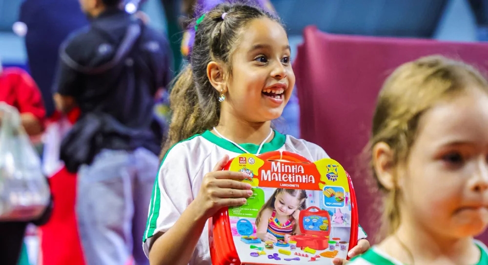 70 mil alunos da rede municipal de ensino de Osasco recebem presentes de Natal