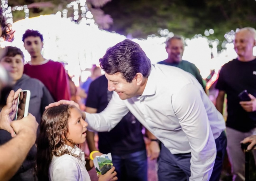 Elvis Cezar inicia entrega de 5 mil sacolinhas de Natal para crianças de Santana de Parnaíba