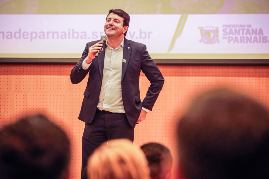 Elvis Cezar anuncia aumento de 25% no bônus dos professores em Santana de Parnaíba