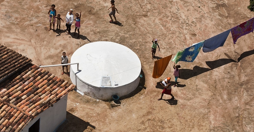 Conheça os programas que ajudam a distribuir água potável