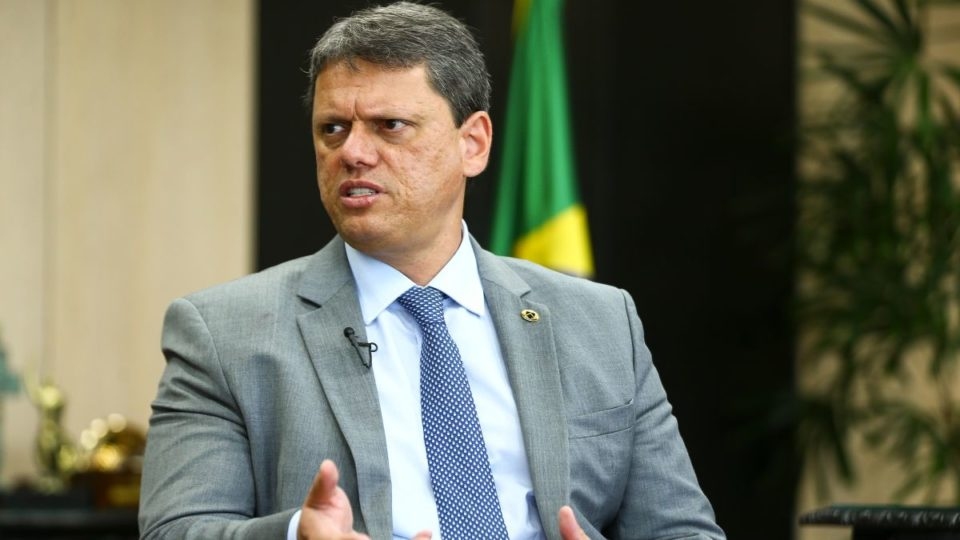Governador Tarcísio diz que Brasil preferiu tratar Maduro como companheiro 