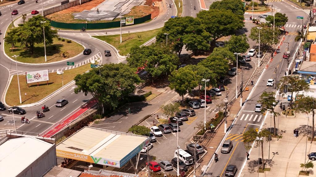 Barueri revitaliza trecho de via e bolsão de estacionamento no Centro