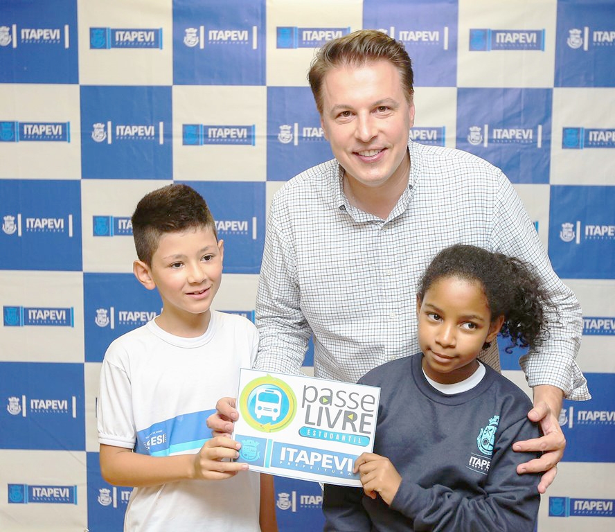 Igor Soares começa a entrega do Passe Livre aos estudantes