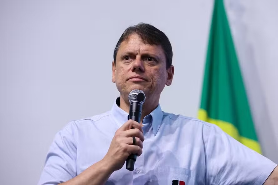 Tarcísio declara apoio a Flávio Bolsonaro e diz que nunca teve projeto visando a presidência