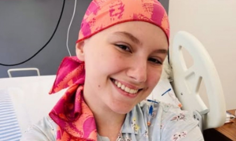 Morre Isabel Veloso, influenciadora de 19 anos que lutava contra câncer terminal