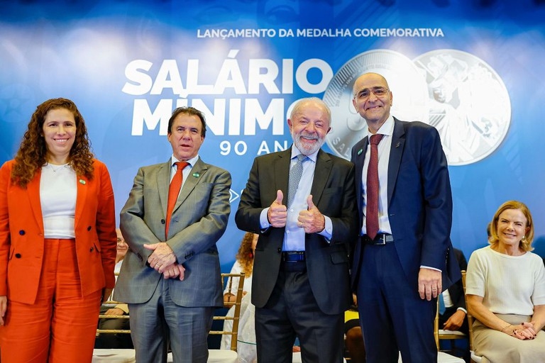 Lula afirma que é obrigação do governo lutar pela valorização do salário mínimo