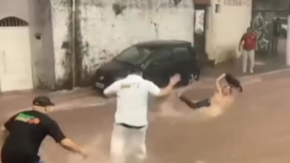 Homens resgatam mulher arrastada por enxurrada em São Paulo