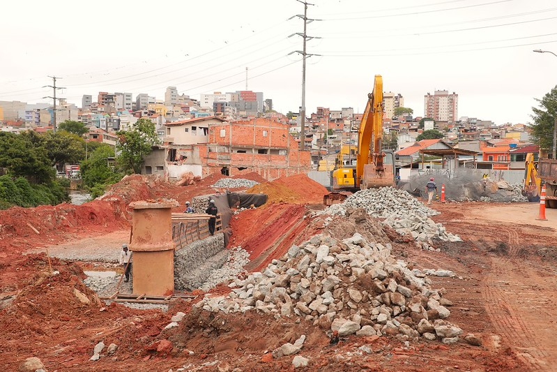 Obras no Rio Cotia avançam e reforçam segurança em Barueri