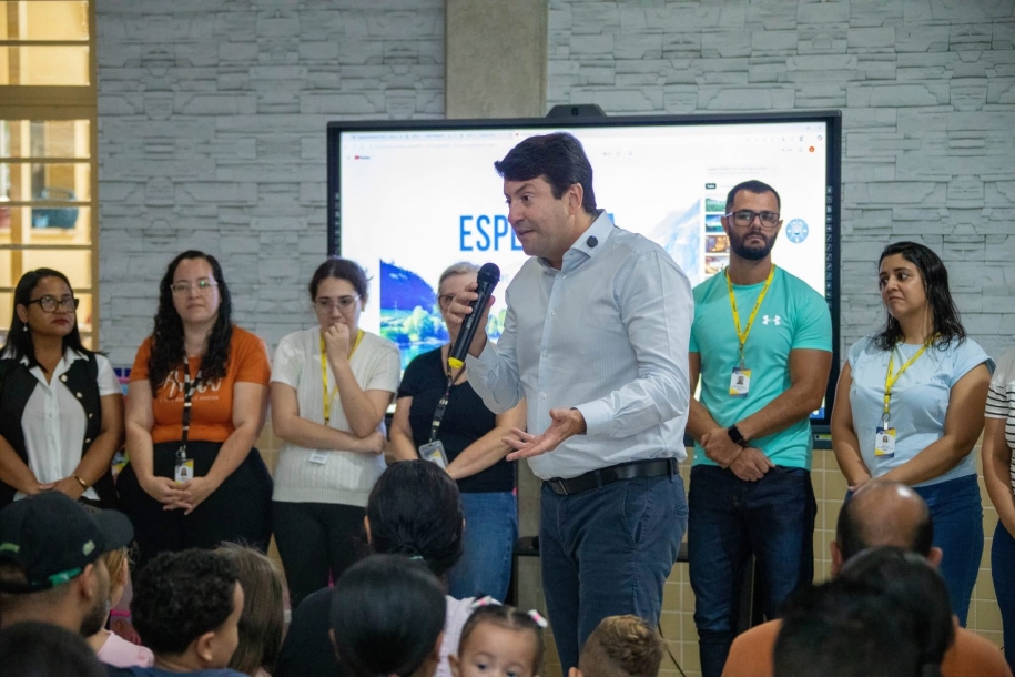 Elvis Cezar entrega uniformes e materiais escolares para mais de 32 mil alunos de Santana de Parnaíba