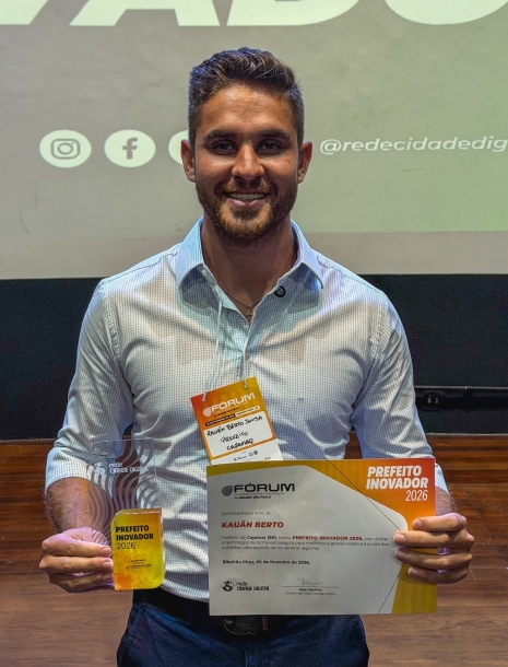 Kauan Berto recebe prêmio de Prefeito Inovador 2026 por projetos digitais em Cajamar