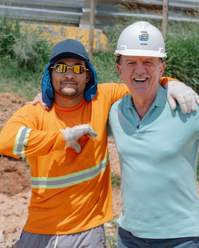 Prefeito Beto Piteri vistoria obras de revitalização de praças no bairro Jardim Mutinga