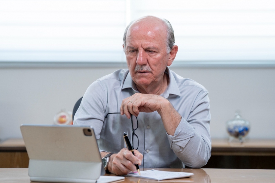 Beto Piteri concede 10% de aumento salarial para os servidores de Barueri